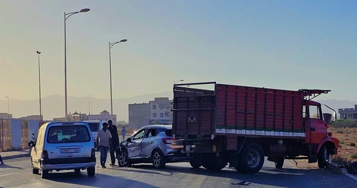 حادثة سير بين سيارة وشاحنة على الطريق الرابطة بين الدريوش وبن الطيب