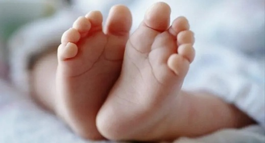 في واقعة مثيرة.. رجل يدخل المحكمة متنكرا في زي إمرأة لتسجيل رضيع مجهول