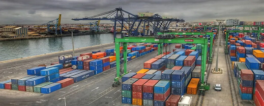 مستوردون يحتجون على بطء المساطر بميناء بني أنصار ويطالبون بتدخل عاجل