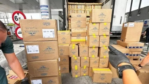 السلطات الإسبانية تحجز الآلاف من علب السجائر القادمة من المغرب السلطات الإسبانية تحجز الآلاف من علب السجائر القادمة من المغرب