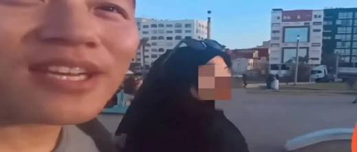أمام أعين والدتها.. فتاة مراهقة تلاحق فلوغر كوري وتعرض عليه الزواج أمام أعين والدتها.. فتاة مراهقة تلاحق فلوغر كوري وتعرض عليه الزواج
