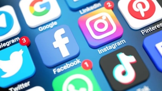 الحكومة تُعد قانونًا جديدًا لتنظيم المحتوى الرقمي الحكومة تُعد قانونًا جديدًا لتنظيم المحتوى الرقمي