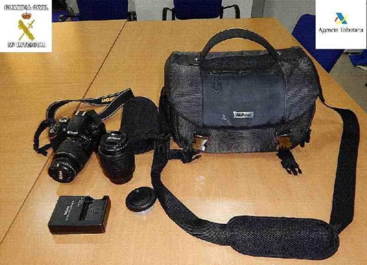 بالصور .. بعدما تم حجزها عند لص مغربي شرطة مليلية تعيد معدات إلكترونية لأصحابها الشرعيين بهولندا بالصور .. بعدما تم حجزها عند لص مغربي شرطة مليلية تعيد معدات إلكترونية لأصحابها الشرعيين بهولندا