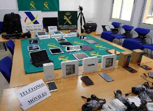 بالصور .. بعدما تم حجزها عند لص مغربي شرطة مليلية تعيد معدات إلكترونية لأصحابها الشرعيين بهولندا بالصور .. بعدما تم حجزها عند لص مغربي شرطة مليلية تعيد معدات إلكترونية لأصحابها الشرعيين بهولندا