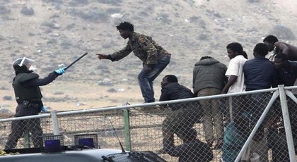 أزيد من 500 مهاجر من دول جنوب الصحراء يحاولون اقتحام مليلية أزيد من 500 مهاجر من دول جنوب الصحراء يحاولون اقتحام مليلية