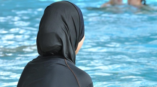 مسابح بالمغرب تمنع النساء من الدخول بالبوركيني.. تظلم رسمي يرفع لمجلس حقوق الإنسان