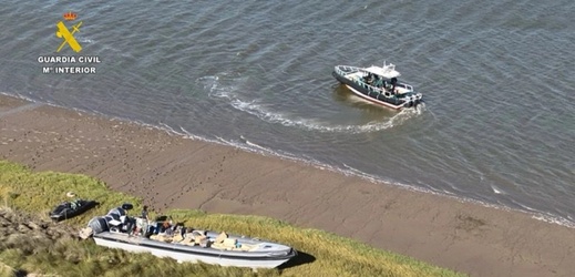 إسبانيا تفشل عملية تهريب الوقود والحشيش  القادمين من المغرب إسبانيا تفشل عملية تهريب الوقود والحشيش  القادمين من المغرب