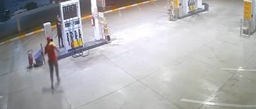 سكب البنزين على جسده بمحطة وقود.. حادث يثير الذعر في الحسيمة سكب البنزين على جسده بمحطة وقود.. حادث يثير الذعر في الحسيمة