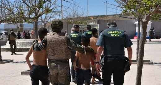 الاكتظاظ في مراكز الاستقبال يدفع إسبانيا لتوزيع القاصرين المغاربة الاكتظاظ في مراكز الاستقبال يدفع إسبانيا لتوزيع القاصرين المغاربة