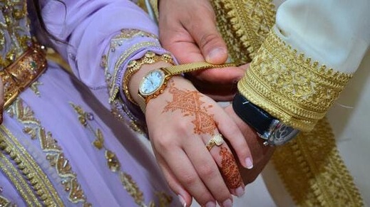 سيدة مغربية تعرض مكافأة مالية لإقناع زوجها بالتراجع عن الطلاق سيدة مغربية تعرض مكافأة مالية لإقناع زوجها بالتراجع عن الطلاق