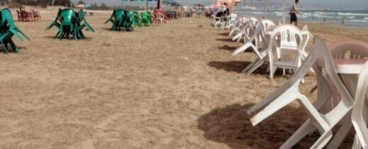 طغيان أصحاب المظلات.. منع عائلة من الجلوس على شاطئ بوقانا بموقف 15 من طرف مستغل كراء الكراسي طغيان أصحاب المظلات.. منع عائلة من الجلوس على شاطئ بوقانا بموقف 15 من طرف مستغل كراء الكراسي