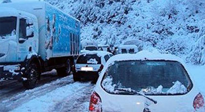 إنقطاع الطريق الرابطة بين الحسيمة و تطوان بسبب الثلوج و محاصرة عدد من السيارات بمنطقة باب برد‎