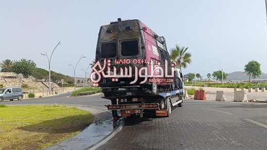 احتراق سيارة إسعاف أمام أعين المواطنين بكورنيش الناظور