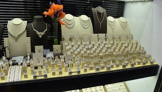 مداهمة محل لبيع المجوهرات بزايو بسبب الصرف السري مداهمة محل لبيع المجوهرات بزايو بسبب الصرف السري