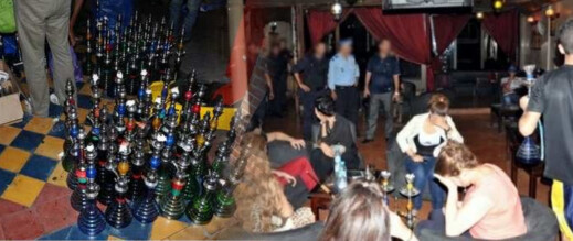 مداهمة أمنية بحي المطار.. حجز نرجيلات وتوقيف مبحوث عنه داخل مقهى "الشيشة" بالناظور مداهمة أمنية بحي المطار.. حجز نرجيلات وتوقيف مبحوث عنه داخل مقهى "الشيشة" بالناظور