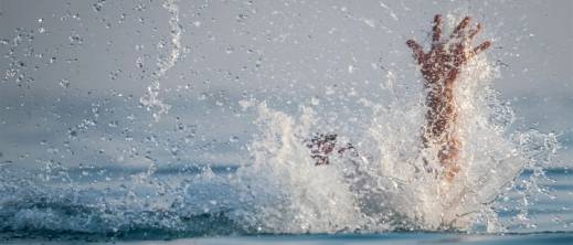 أمواج البحر تبتلع أبا أثناء إنقاذ طفليه أمواج البحر تبتلع أبا أثناء إنقاذ طفليه