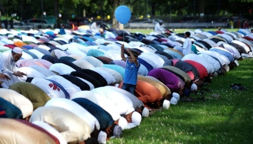 تذمر واسع في صفوف الجالية المغربية بإسبانيا بعد قرار حظر صلاة العيد في "خوميا" تذمر واسع في صفوف الجالية المغربية بإسبانيا بعد قرار حظر صلاة العيد في "خوميا"