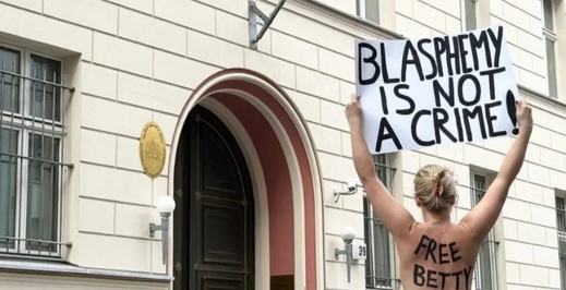 ناشطات FEMEN يقفن عاريات أمام سفارة المغرب في برلين تضامنا مع ابتسام لشكر