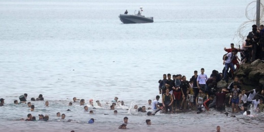 ليلة توتر في سواحل سبتة بعد محاولة مئات المهاجرين عبور البحر جماعياً ليلة توتر في سواحل سبتة بعد محاولة مئات المهاجرين عبور البحر جماعياً