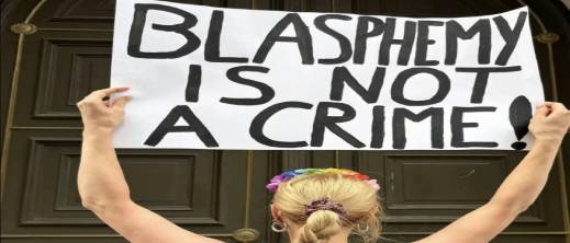 بصدور عارية.. ناشطات 