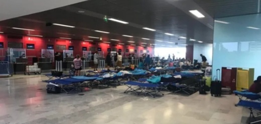 مغاربة عالقون في مطار تولوز بعد هبوط اضطراري لطائرة بسبب مرض طفل مغاربة عالقون في مطار تولوز بعد هبوط اضطراري لطائرة بسبب مرض طفل