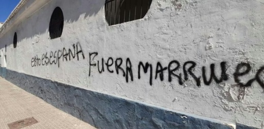 شعارات عنصرية تستهدف مسجدا بمليلية وسط تحريض حزب فوكس المتطرف شعارات عنصرية تستهدف مسجدا بمليلية وسط تحريض حزب فوكس المتطرف