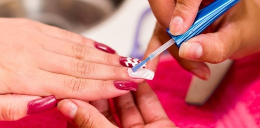 الصالونات المغربية تواجه حظرا جديدا: طلاء الأظافر والجل ممنوع بسبب مادة سامة الصالونات المغربية تواجه حظرا جديدا: طلاء الأظافر والجل ممنوع بسبب مادة سامة