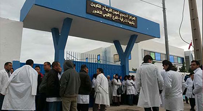 أساتذة الغد بالناظور يتعرضون للتعنيف من قبل القوات العمومية أمام مقر العمالة أساتذة الغد بالناظور يتعرضون للتعنيف من قبل القوات العمومية أمام مقر العمالة