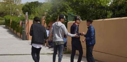 ملثمون يهاجمون مهاجرين قاصرين بمدريد بعد أيام من اتهام مغربي باغتصاب فتاة ملثمون يهاجمون مهاجرين قاصرين بمدريد بعد أيام من اتهام مغربي باغتصاب فتاة