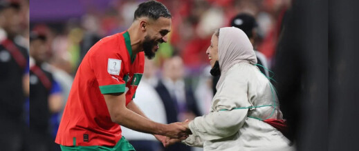 بوفال يفند مزاعم وفاة والدته