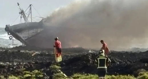 غادرت المملكة قبل أيام.. سفينة صيد مسروقة تحترق بجزر الكناري غادرت المملكة قبل أيام.. سفينة صيد مسروقة تحترق بجزر الكناري