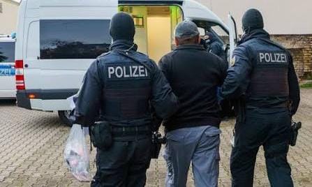 مهاجر مغربي يواجه تهما ثقيلة في ألمانيا بعد اقتحام مطعم بسيارة مستأجرة مهاجر مغربي يواجه تهما ثقيلة في ألمانيا بعد اقتحام مطعم بسيارة مستأجرة