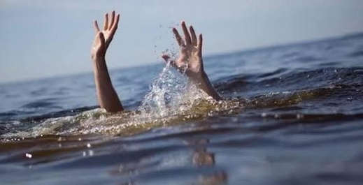 وفاة مغربي قادم من فرنسا خلال رحلة صيد بشاطئ بني شيكر وفاة مغربي قادم من فرنسا خلال رحلة صيد بشاطئ بني شيكر