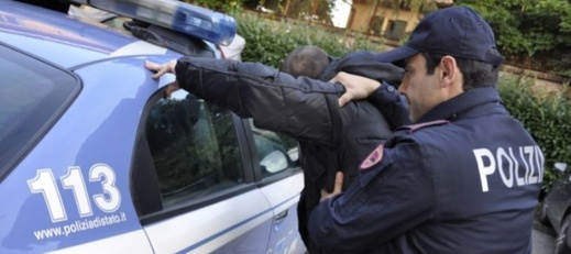 حيازة السلاح تطيح بمغني مغربي مقيم بأوروبا في يد الشرطة حيازة السلاح تطيح بمغني مغربي مقيم بأوروبا في يد الشرطة