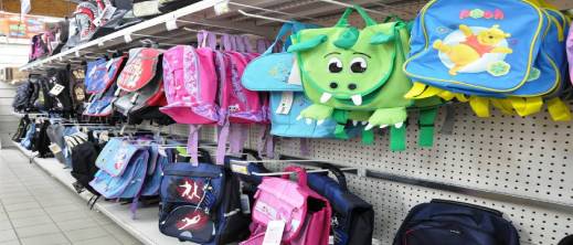 حجز أطنان من الحقائب المدرسية حجز أطنان من الحقائب المدرسية