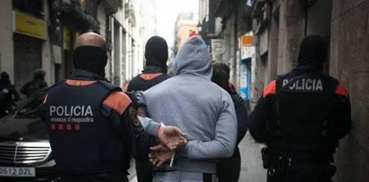 إسبانيا.. توقيف شرطي سرب معطيات حساسة  لبارونات مخدرات مغاربة