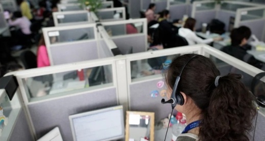 هل يهدد الذكاء الاصطناعي فرص عمل 140 ألف موظف في مراكز النداء المغربية؟ هل يهدد الذكاء الاصطناعي فرص عمل 140 ألف موظف في مراكز النداء المغربية؟