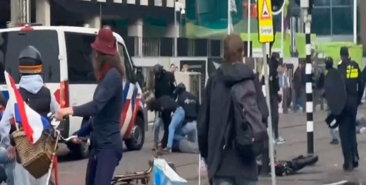 احتجاجات ضد الهجرة تنفجر في هولندا: عنف ومواجهات مع الشرطة احتجاجات ضد الهجرة تنفجر في هولندا: عنف ومواجهات مع الشرطة