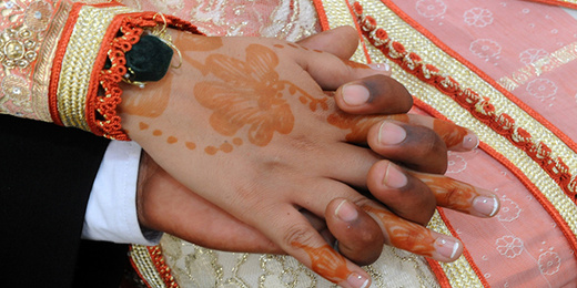 مهاجرون أفارقة يتزوجون بمغربيات طمعا في الإقامة مهاجرون أفارقة يتزوجون بمغربيات طمعا في الإقامة