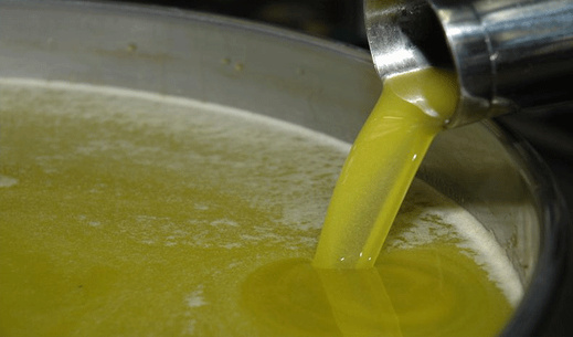 هل تخفض وفرة الإنتاج أسعار زيت الزيتون بالأسواق المغربية؟ هل تخفض وفرة الإنتاج أسعار زيت الزيتون بالأسواق المغربية؟