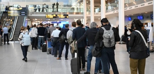 إعصار قوي يعطل الطيران ويتسبب في إلغاء مئات الرحلات الجوية إعصار قوي يعطل الطيران ويتسبب في إلغاء مئات الرحلات الجوية