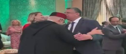 سياسة الصالونات.. مشهد وهبي وبنكيران يثير الجدل حول "النفاق السياسي" في المغرب