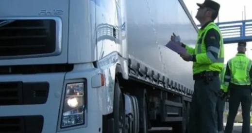 إسبانيا تطبق اتفاقا قديما وتغرم سائقي الشاحنات المغاربة بسبب المحروقات إسبانيا تطبق اتفاقا قديما وتغرم سائقي الشاحنات المغاربة بسبب المحروقات