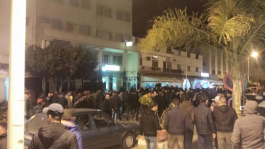 بوادر ليلة بيضاء بالريف.. توسع رقعة الإحتجاج والساكنة ترفض الدخول إلى المنازل بوادر ليلة بيضاء بالريف.. توسع رقعة الإحتجاج والساكنة ترفض الدخول إلى المنازل