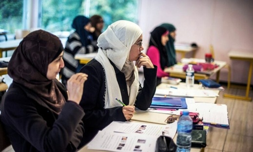 إرغام تلميذات على خلع الحجاب داخل المدارس يثير الجدل بإسبانيا