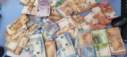 حجز 70 ألف يورو غير مصرح بها لدى مهاجر مغربي بميناء الناظور حجز 70 ألف يورو غير مصرح بها لدى مهاجر مغربي بميناء الناظور