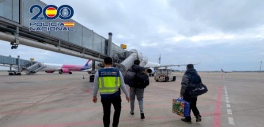 إسبانيا ترحل مهاجرا مغربيا بعد رفض طلب لجوئه لهذا السبب إسبانيا ترحل مهاجرا مغربيا بعد رفض طلب لجوئه لهذا السبب