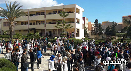 تلاميذ ثانوية طه حسين يحتجون دعما لساكنة الريف وينددون بتقصير المسؤولين في تعاملهم مع الزلزال تلاميذ ثانوية طه حسين يحتجون دعما لساكنة الريف وينددون بتقصير المسؤولين في تعاملهم مع الزلزال