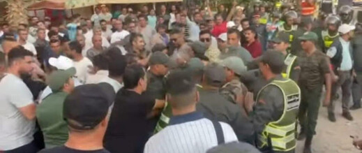 سلطات تاونات تصادر معدات صحفيين خلال تغطية احتجاجات سلطات تاونات تصادر معدات صحفيين خلال تغطية احتجاجات