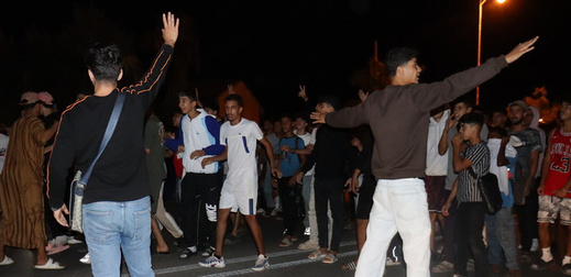 زايو.. اعتقال 13 شخصا بينهم قاصرين إثر احتجاجات رافقها رشق بالحجارة زايو.. اعتقال 13 شخصا بينهم قاصرين إثر احتجاجات رافقها رشق بالحجارة